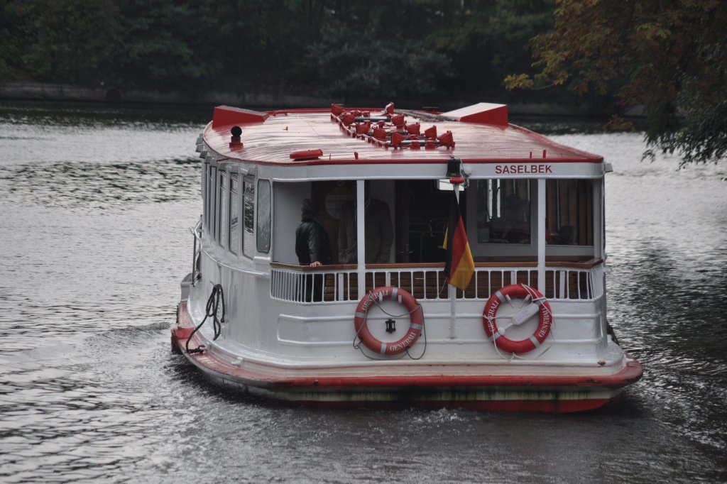 HAMBURG, 20.09.2012, Fahrgastschiff Saselbek verlässt den Anleger Mühlenkamp und fährt Richtung Außenalster