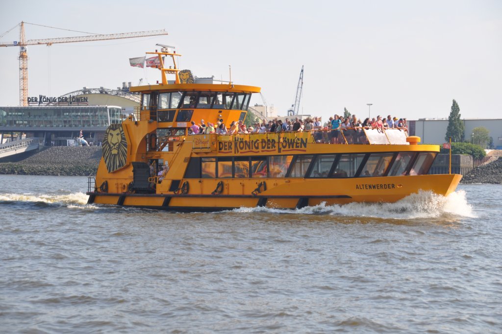 HAMBURG, 25.07.2012, Hafenfähre Altenwerder als Fährlinie 62 nach Finkenwerder nahe Landungsbrücken