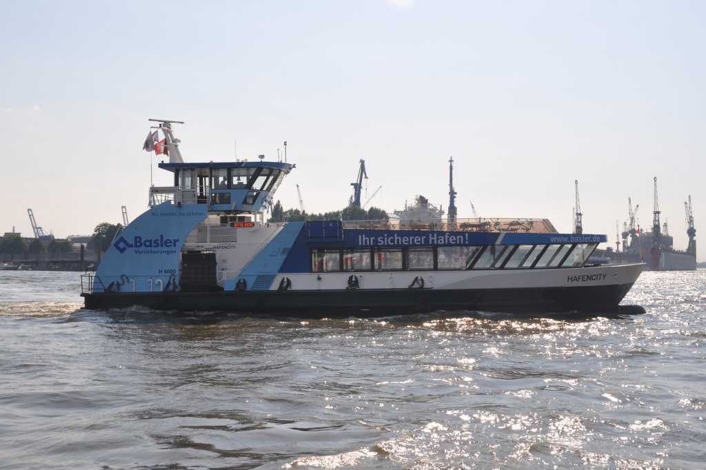 HAMBURG, 25.07.2012, Hafenfähre Hafencity auf Leerfahrt nahe Landungsbrücken