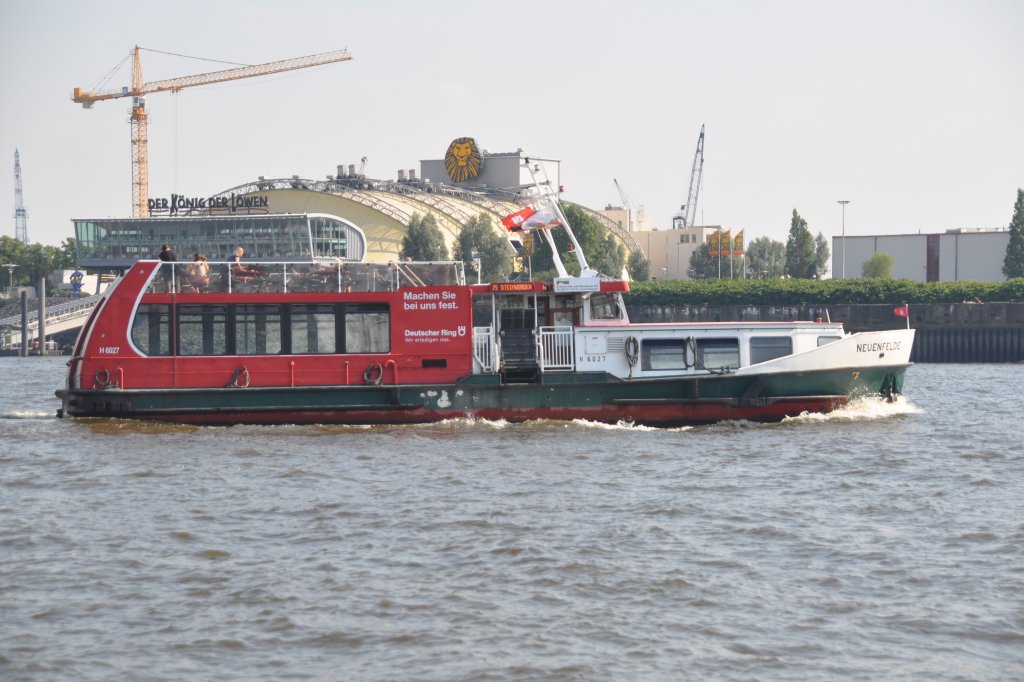 HAMBURG, 25.07.2012, Hafenfähre Neuenfelde als Fährlinie 75 nach Steinwerder nahe Landungsbrücken