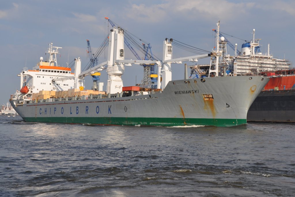 HAMBURG, 25.07.2012, das unter maltesischer Flagge fahrende Frachtschiff Wieniawski in Richtung Elbmündung