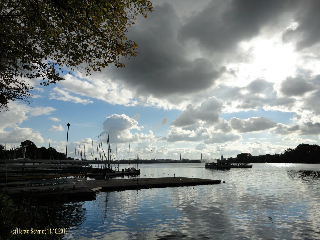 Hamburg am 11.10.2012, Blick vom Uhlenhorster Fhrhaus ber die Auenalster zur Innenstadt