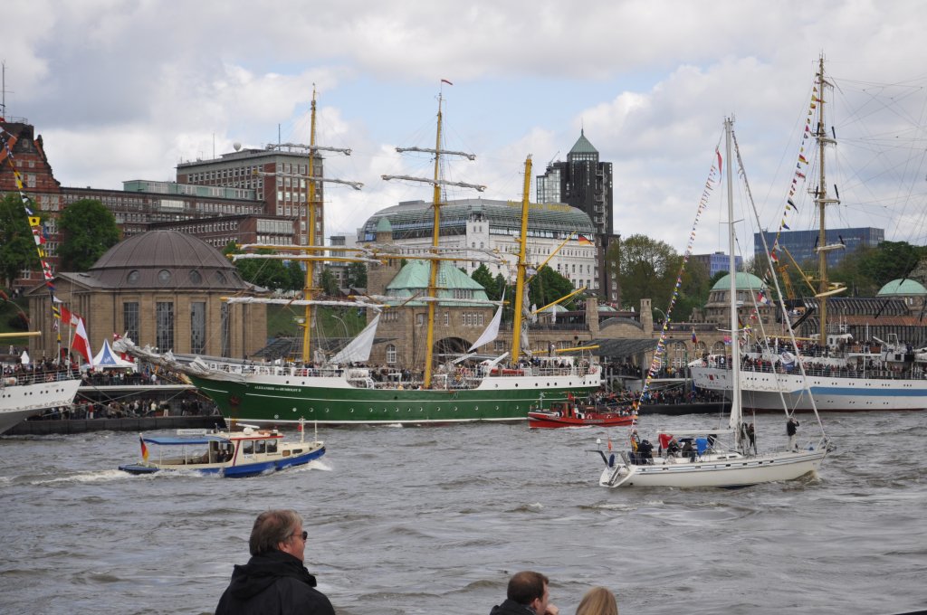 Hamburg am 13.05.2012 zum Hafenfest liegt die  Alexander von Humboldt an den Landungsbrcken fr sich Tausenden zu Besuch