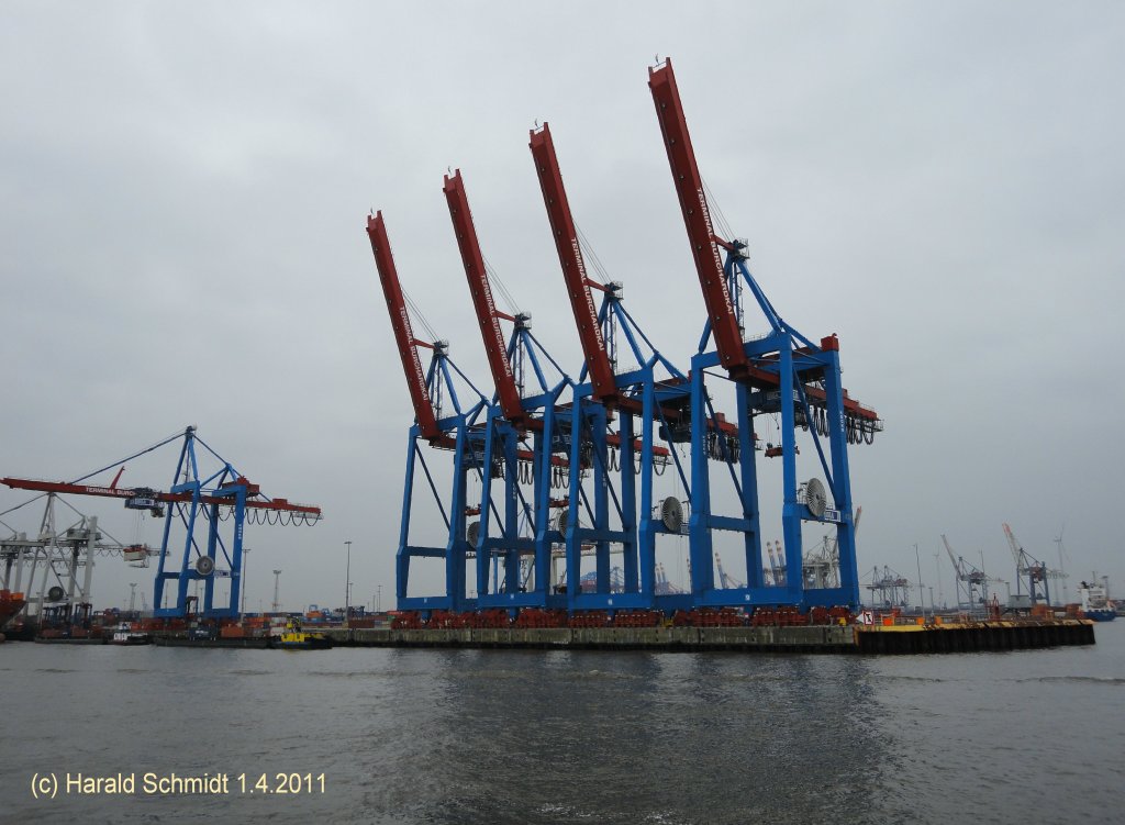 Hamburg am 1.4.2011, ein grauer Tag um 15:56 
Container Terminal Burchardkai, Elbliegepltze Athabaskakai

