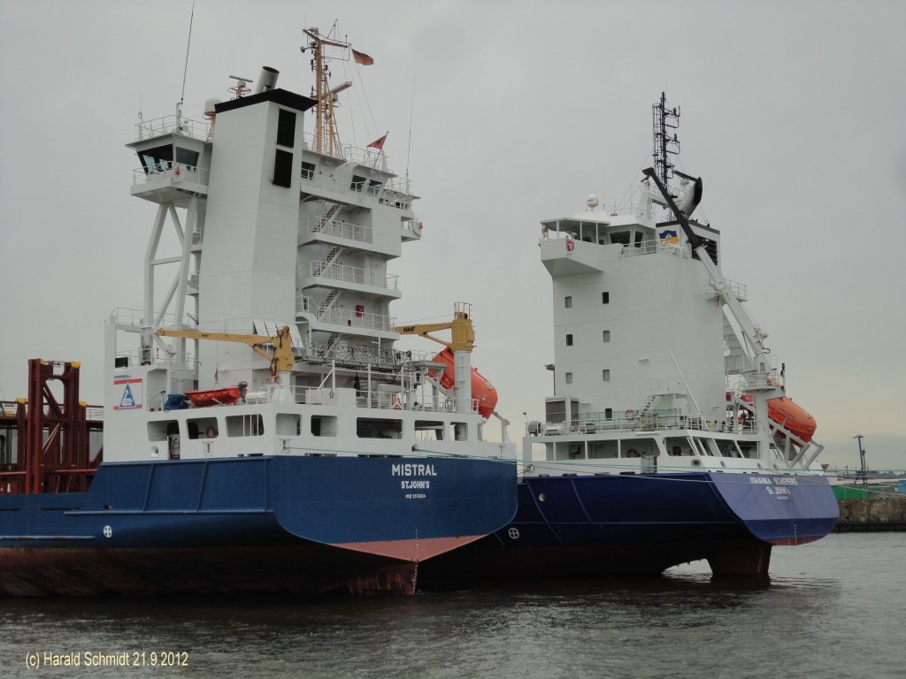 Hamburg am 15.8.2012: Auflieger  MISTRAL (IMO 9376024) und JOHANNA SCHEPERS (IMO9436305) an den Pfhlen in der Norderelbe kurz vor den Elbbrcken