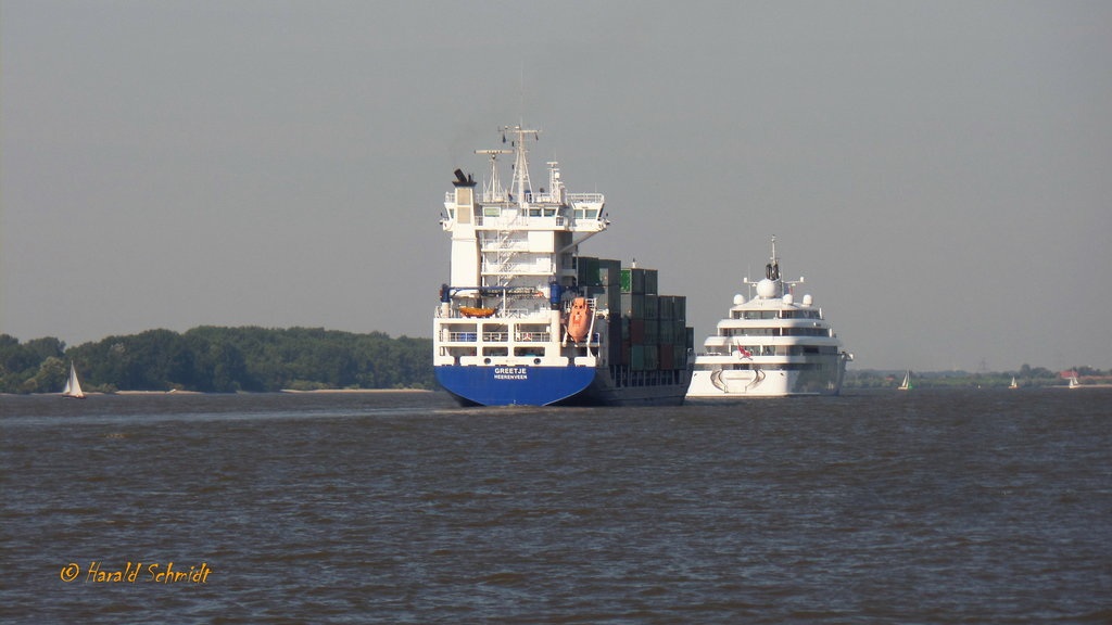 Hamburg am 15.8.2017: auf der Unterelbe Höhe Wittenbergen, Feederschiff GREETJE und Luxusyacht GOLDEN ODYSSEY in Kiellinie Hamburg auslaufend /