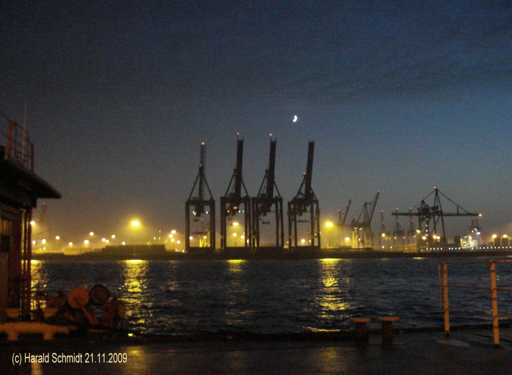 Hamburg am 21.11.2009, nach einem schnen Tag um 18:10
Container Terminal Burchardkai, Elbliegepltze Athabaskakai
