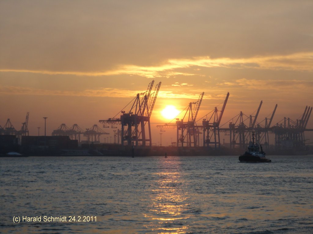 Hamburg am 24.2.2011 um 17:27: Abendstimmung ber dem Containerterminal Tollerort