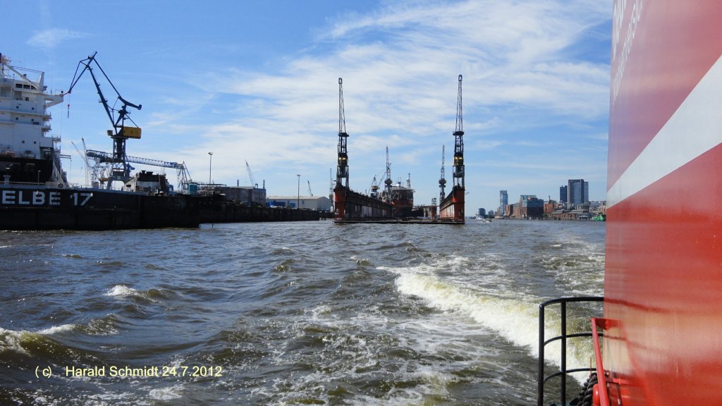 Hamburg am 24.7.2012: mit der HADAG-Fhre unterwegs auf der Norderelbe, hier der Blick auf das Werftgelnde von Blohm+Voss, in der Mitte das leere Schwimmdock   Dock 10 