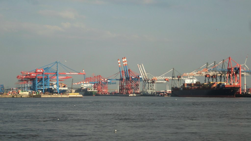 Hamburg am 25.7.2012: Blick in den Waltershofer Hafen