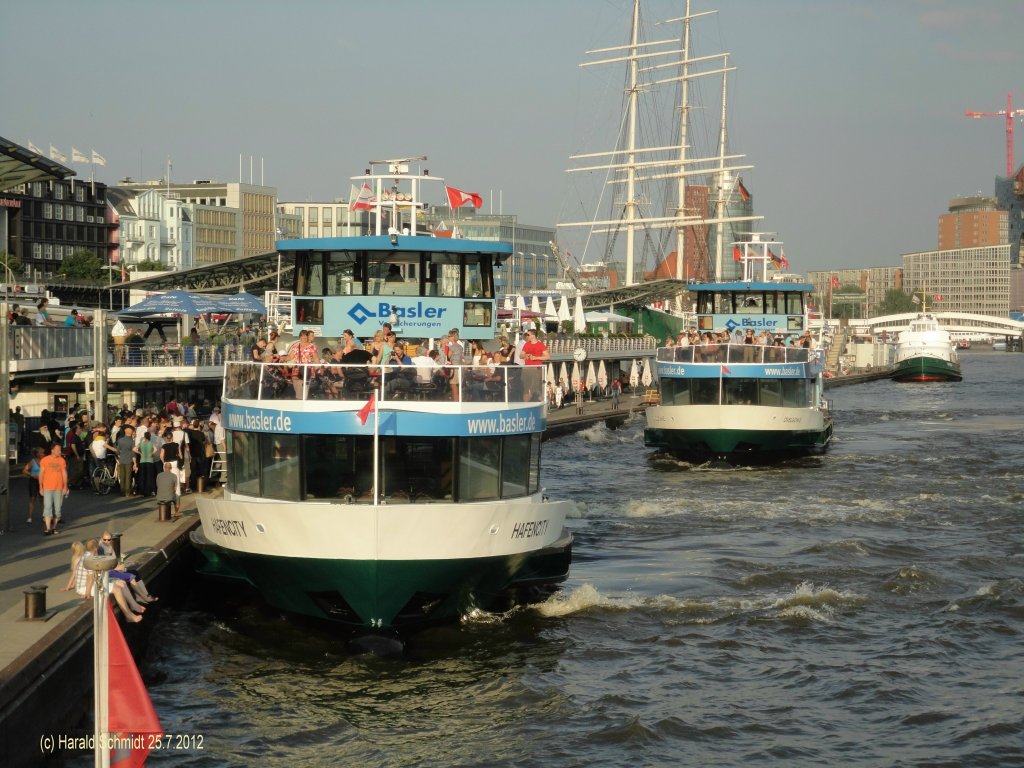 Hamburg am 25.7.2012, Elbe, Landungsbrcken mit HADAG_Fhren