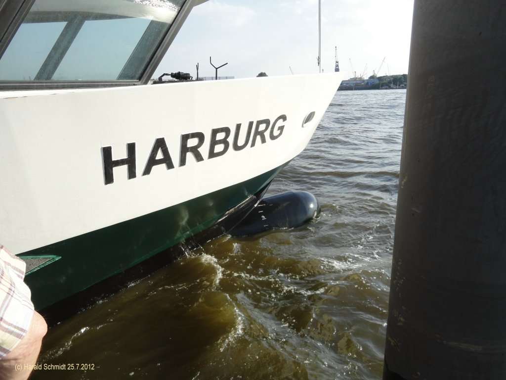 Hamburg am 25.7.2012: der neue Wulstbug an der HADAG-Fhre HARBURG