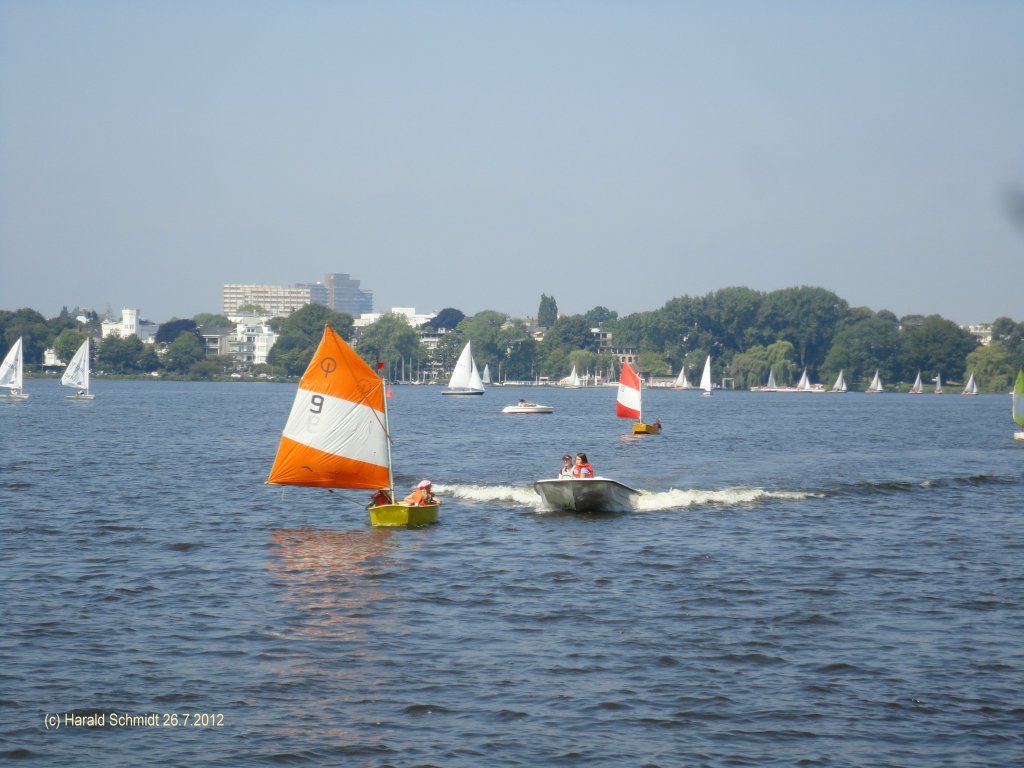 Hamburg am 26.7.2012: Segelschule mit Opti´s auf der Alster 