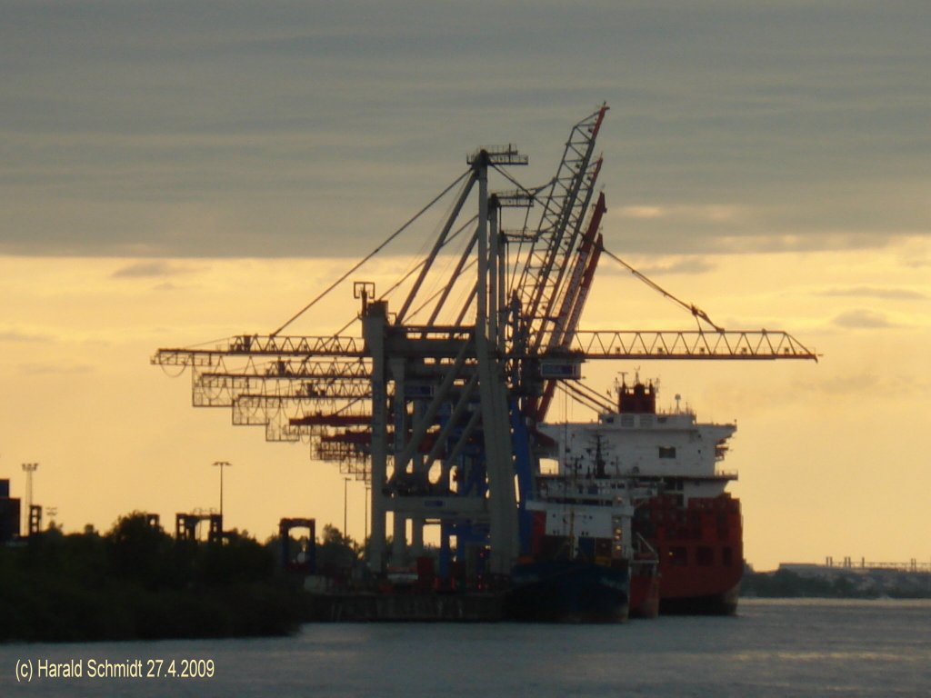 Hamburg am 27.4.2009, nach einem Regenschauer um 19:11
Container Terminal Burchardkai, Elbliegepltze Athabaskakai
