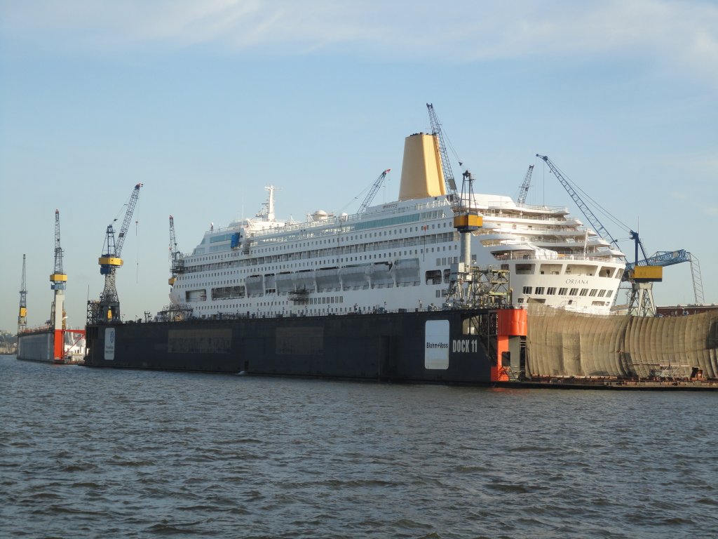 Hamburg am 28.11.2011: Blohm+Voss (Schwimm-)Dock 11 mit eingedocktem Kreuzfahrer ORIANA. Der ORANA wurde ein neues Heckteil (Ducktail) angesetzt.
