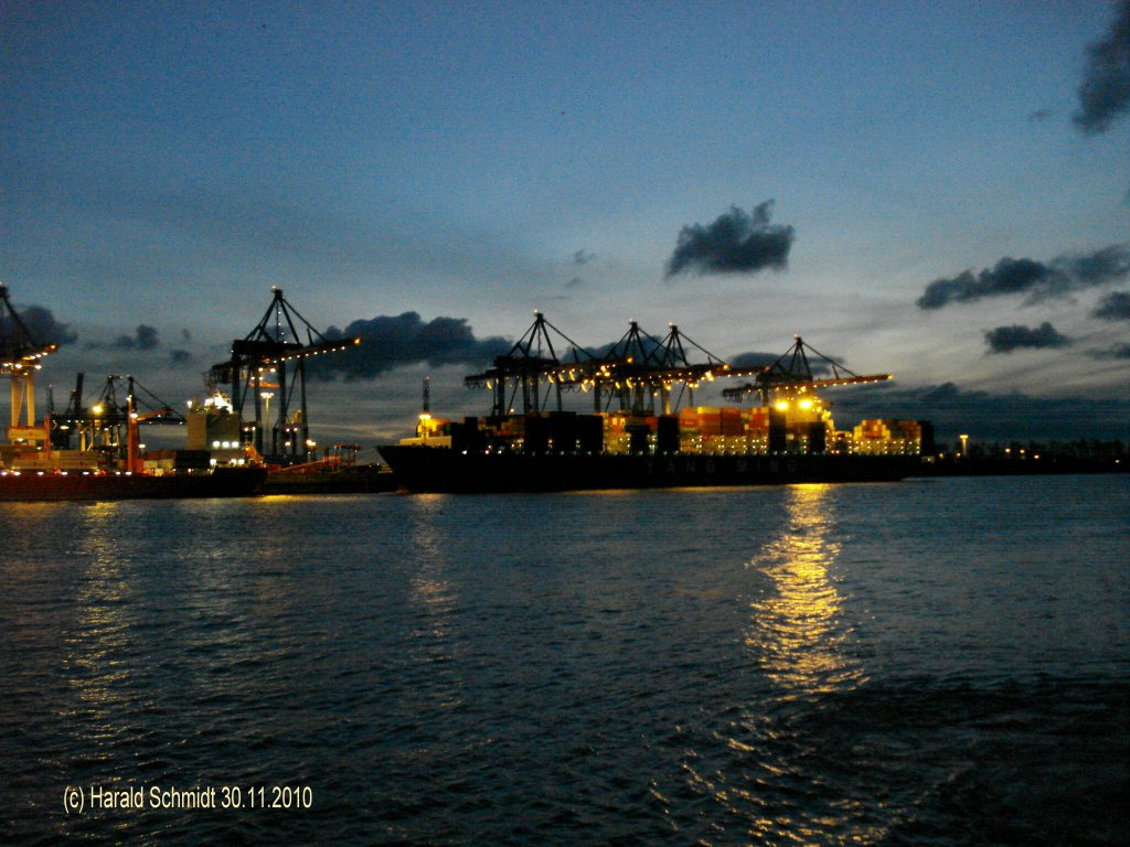 Hamburg am 30.11.2010, nach einem schnen Tag um 16:44 
Container Terminal Burchardkai, Elbliegepltze Athabaskakai

