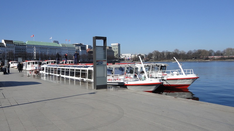 Hamburg am 4.3.2013: Jungfernstieg, Frhjahrsputz der Alsterflotte