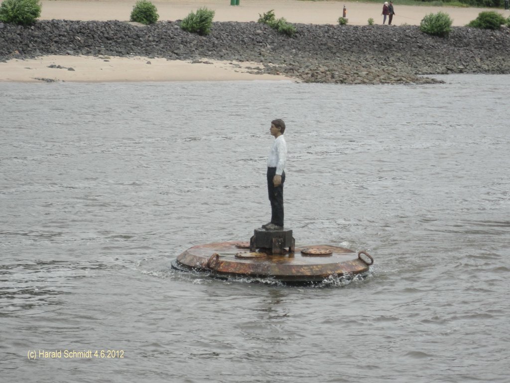 Hamburg am 4.6.2012: Sehzeichen auf der Elbe vor Nienstedten