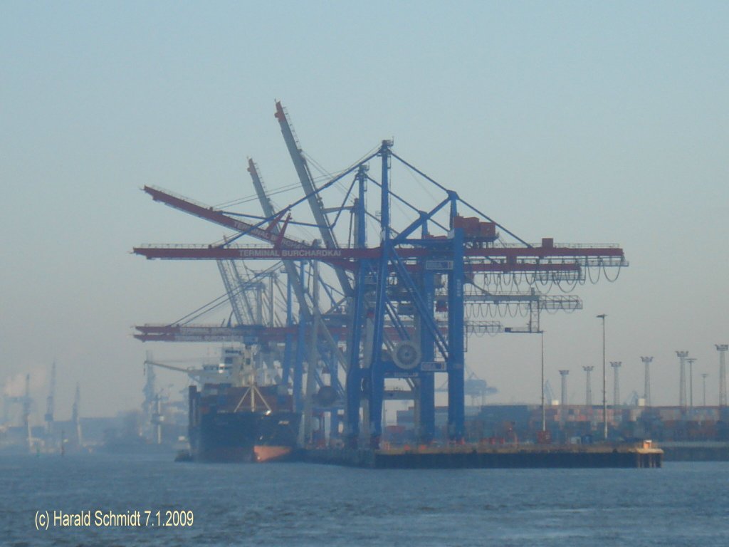 Hamburg am 7.1.2009, bei aufreiendem Nebel um 13:25
Container Terminal Burchardkai, Elbliegepltze Athabaskakai
