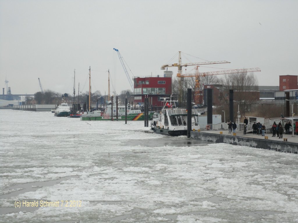 Hamburg am 7.2.2012: Anfahrt mit einer HADAG-Fhre zum Anleger Finkenwerder im Khlfleethafen. Hinter dem Anleger befindet sich eine Feuerwache mit Lschboot, dahinter sind Reparaturwerften fr kleine Schiffe.