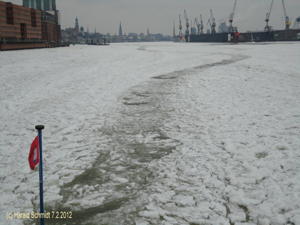 Hamburg am 7.2.2012, Fahrrinne in der Elbe