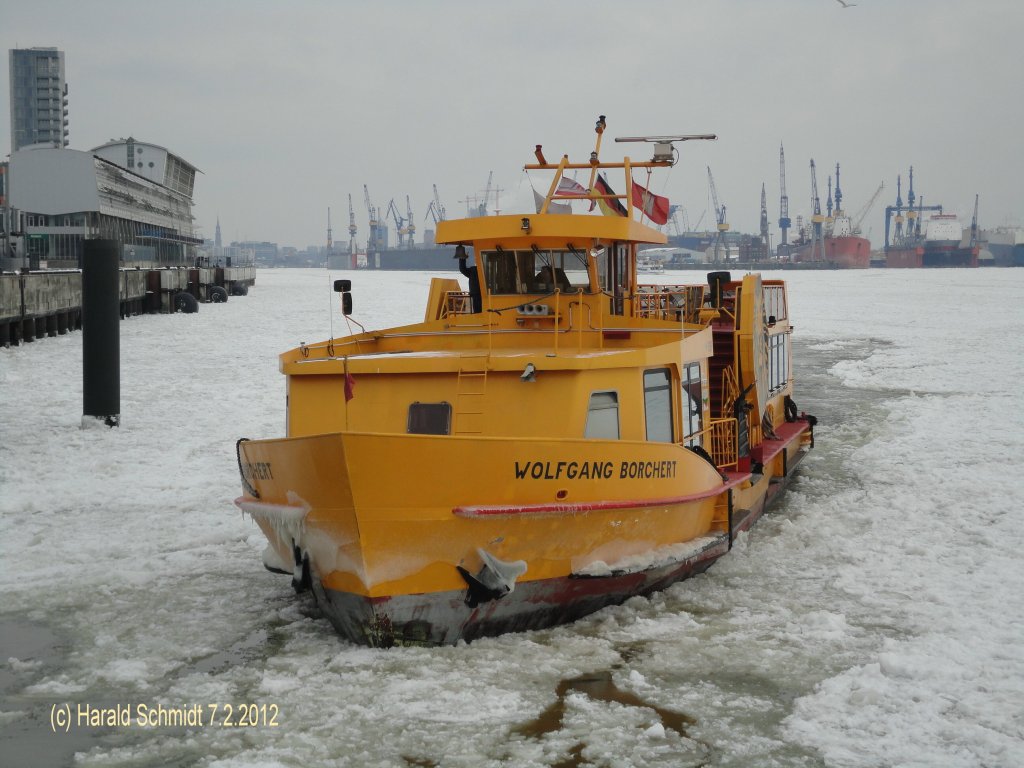 Hamburg am 7.2.2012, HADAG Fhrschiff WOLFGANG BORCHERT im Liniendienst auf der vereisten Elbe vor dem Anleger Docklands
