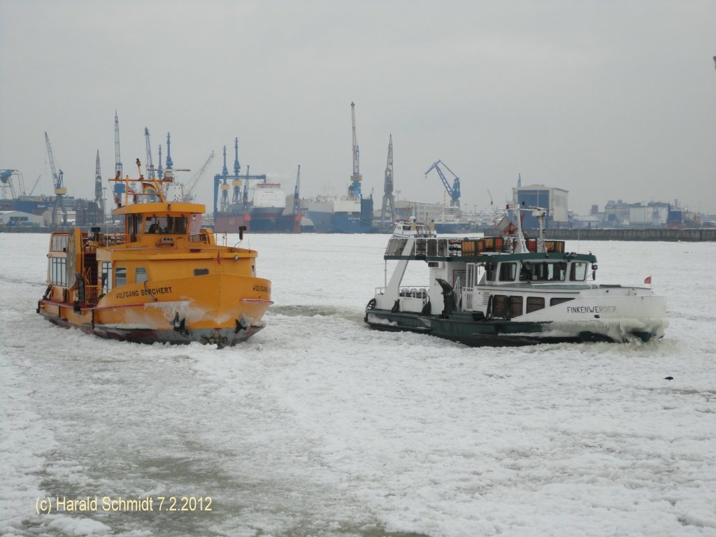 Hamburg am 7.2.2012, HADAG Fhrschiffe WOLFGANG BORCHERT + FINKENWERDER im Liniendienst auf der vereisten Elbe vor dem Anleger Docklands

