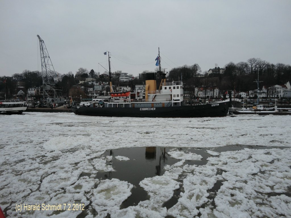 Hamburg am 7.2.2012, Museums-Eisbrecher STETTIN in seinem Element am Liegeplatz Neumhlen