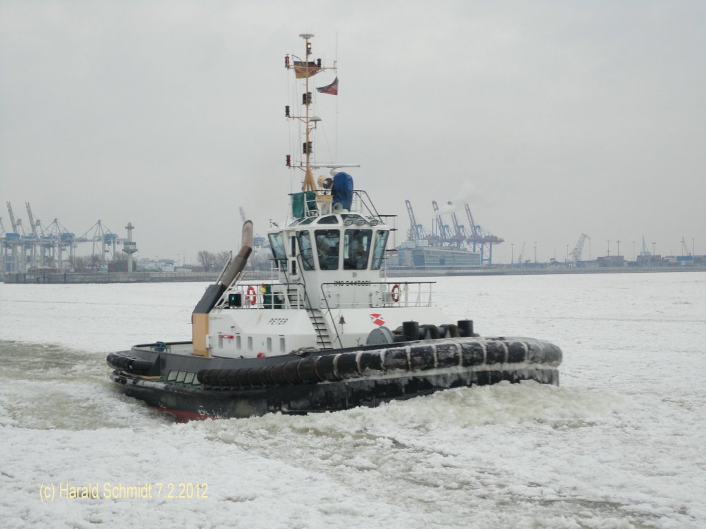 Hamburg am 7.2.2012, Petersen&Alpers-Schlepper PETER beim Offenhalten der Elbe