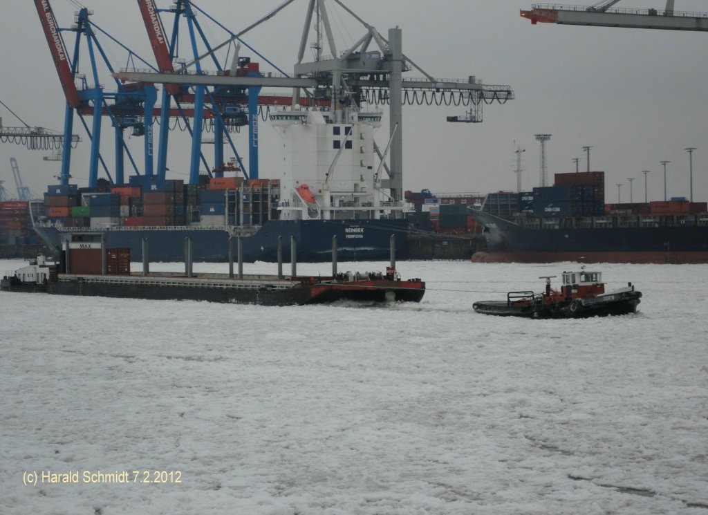 Hamburg am 7.2.2012: Schuber MAX schiebt eine Barge, JRN schleppt,  bei diesem Eisgang eine oft zu beobachtende Kombination.