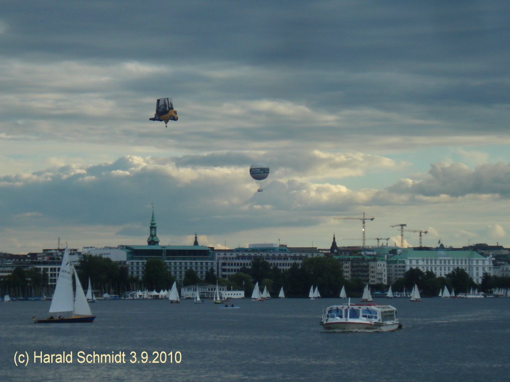 Hamburg, Auenalster am 3.9.2010, mit regem Luft- und Schiffsverkehr /