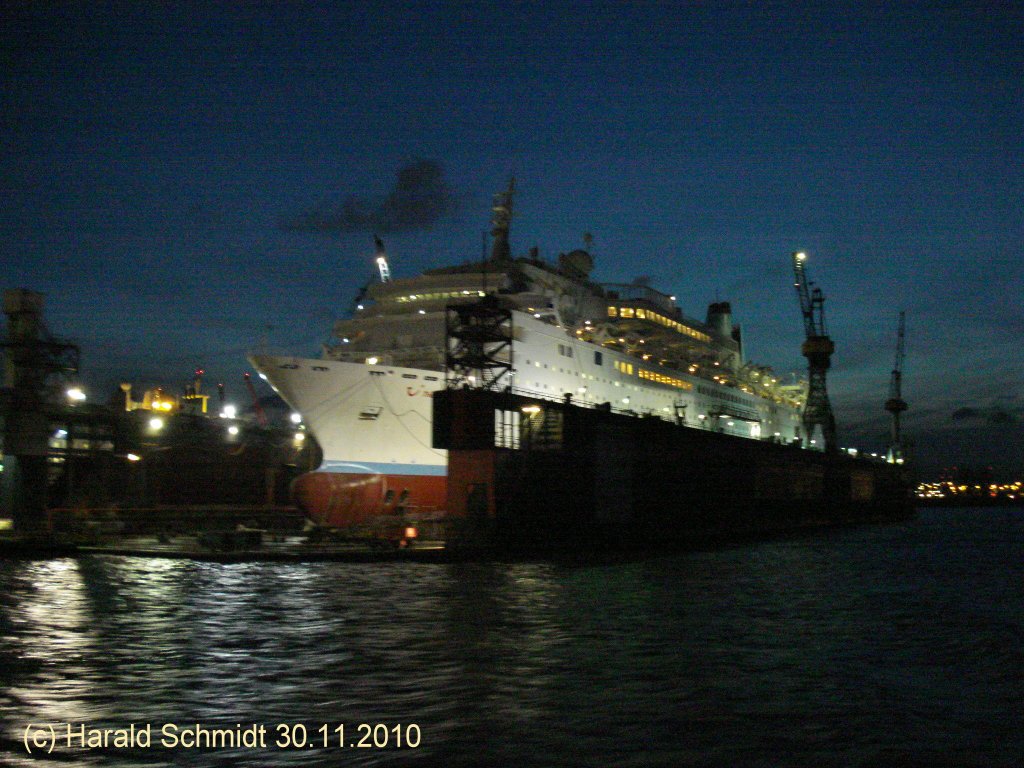 Hamburg, Blohm&Voss Dock 10 (Schwimmdock) am 30.11.2010 
/ mit THOMSON DREAM   IMO 8407735    ex Costa Europa 2002 (Costa Crociere, Genua), ex Westerdam 1988 (Holland America Line, Seattle), ex Homeric 1986 (Home lines, Panama) / Meyer-Werft, Papenburg, B-Nr. 610 / bei Ablieferung 42092 BRZ / Lüa. 204,0m, B 29,00m / 2 10-Zyl. Diesel mit Getr., 23800 kW, 2 Schrauben, 19 kn / 1990 nach Umbau bei Meyer, Papenburg, 53872 BRZ / Lüa. 243,2m / 