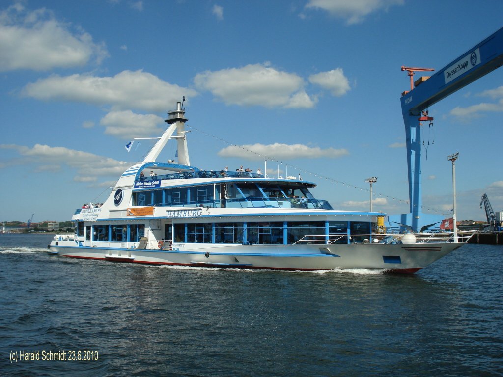 HAMBURG  ENI 05803400 am 23.6.2010 aufn der Kieler FrdeFluss-Fahrgastschiff / 1995 bei Deutsche Binnenwerften GmbH, Tangermnde / Rainer Abicht Elbreederei Hamburg / Kap. 600 Pers.
La: 55,50m, Ba: 11,39m, Tg:  1,6m / 2 x 314 KW, Antrieb: 2x  SRP 170 /
