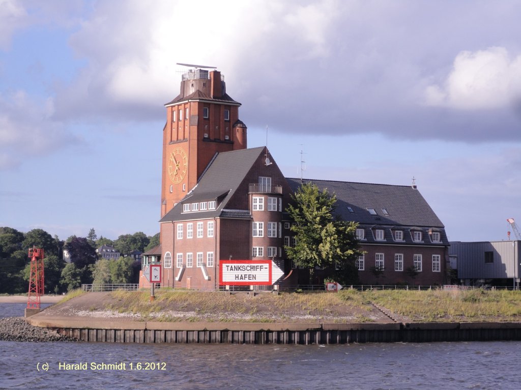 Hamburg-Waltershof am 1.6.2012: Lotsenhaus Seemannshft,von Sdwest gesehen,  von hier werden die Schiffe mit Hafen- und Elblotsen bedient (mehr unter Lotsenhaus Seemannshft, Wikipedia)