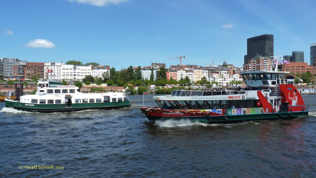 HAMBURGENSIE (ENI 04810920)  am 3.6.2013, Hamburg, Tauffahrt auf der Elbe, im Hintergrund das Traditionsschiff KIRCHDORF, ein Typ III-Schiff aus dem Jahr 1962 /

Fhrschiff Typ 2000 / HADAG / La 29,92 m, B 8,26 m, Tg 1,7 m / 2 Diesel, Volvo Penta D 13-C, ges. 662 kW (900 PS), 2 Ruder-Propeller, SRP 200, 12 kn / max. 250 Pass., Sitzpltze Hauptdeck 124, Oberdeck 88 / 2013 bei SSB, Oortkaten, Hamburg / Fahrtgebiet: Binnenwasserstraen bis zur Seegrenze / dieses Schiff wurde als 13. dieses Typs in Dienst gestellt /
