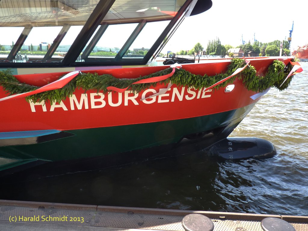 HAMBURGENSIE (ENI 04810920) am 3.6.2013, geschmckte Bugpartie, Hamburg, Elbe, Taufe an den Landungsbrcken

Fhrschiff Typ 2000 / HADAG / La 29,92 m, B 8,26 m, Tg 1,7 m / 2 Diesel, Volvo Penta D 13-C, ges. 662 kW (900 PS), 2 Ruder-Propeller, SRP 200, 12 kn / max. 250 Pass., Sitzpltze Hauptdeck 124, Oberdeck 88 / 2013 bei SSB, Oortkaten, Hamburg / Fahrtgebiet: Binnenwasserstraen bis zur Seegrenze / dieses Schiff wurde als 13. dieses Typs in Dienst gestellt /
