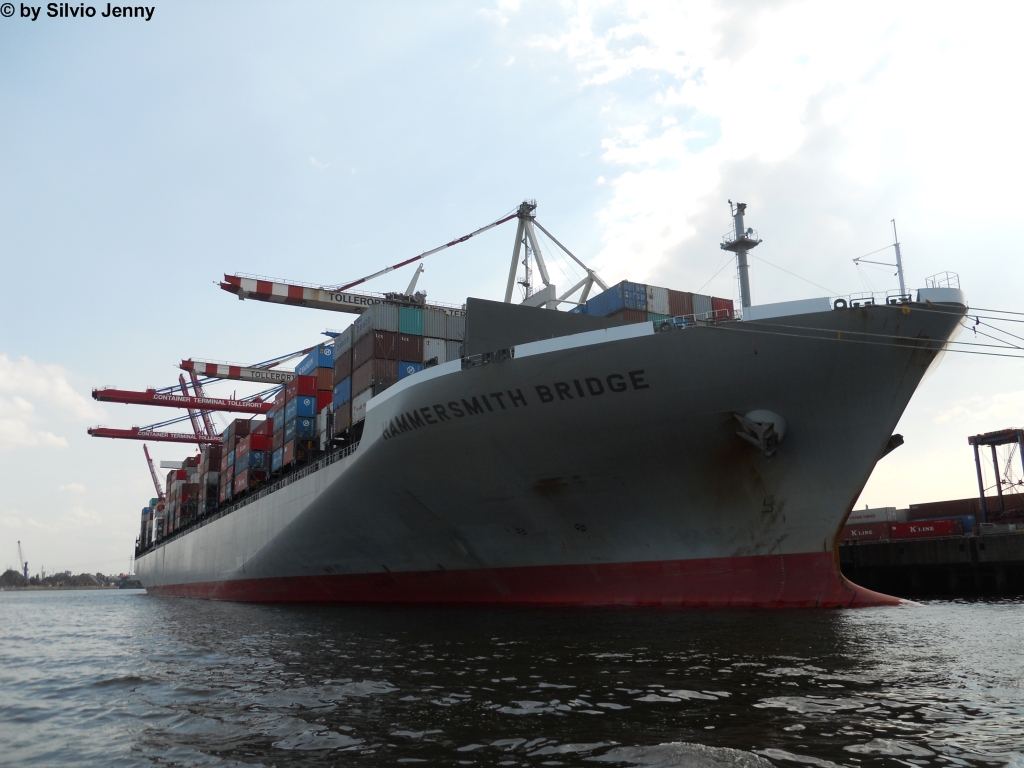 ''HAMMERSMITH BRIDGE'' (IMO-Nr. 9395147) am 27.7.2011 in Hamburg beim Containerterminal Tollerort. 