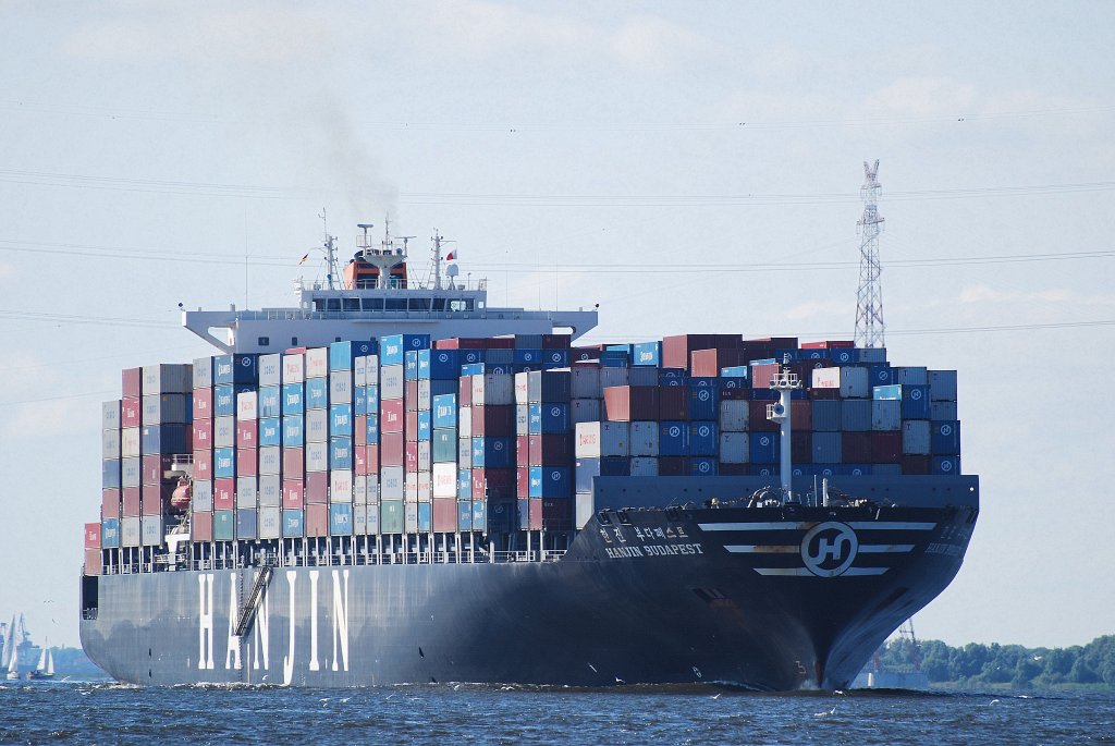 Hanjin Budapest IMO-Nummer:9312937 Flagge:Panama Lnge:304.0m Breite:40.0m Baujahr:2006 Bauwerft:Hyundai Samho Heavy Industries, Incheon Sdkorea einlaufend nach Hamburg aufgenommen in Lhe am 26.06.10