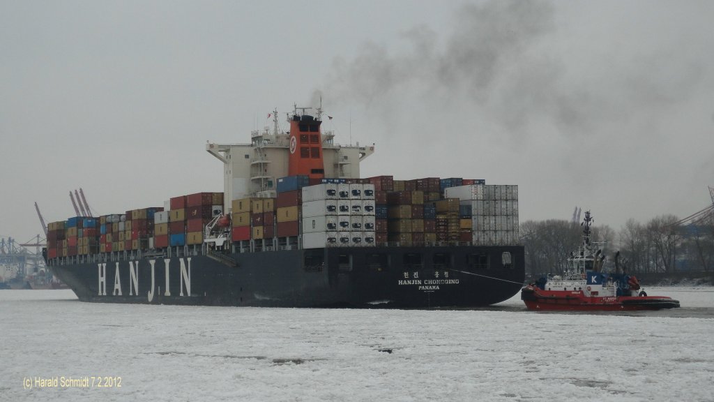 HANJIN CHONGQING  (IMO 9347449) am 7.2.2012, Hamburg, Elbe, einlaufend vor dem Bubendeyufer /
Containerschiff / BRZ 74.962 / La 304 m, B 40 m, Tg 14,2 m / TEU 6622, Reefer 600 / 1 Diesel, 68382 kW, 26,5 kn / 2008 bei Hyundai, Ulsan, Sdkorea / Flagge: Panama / Besitzer + Manager: Hanjin Shipping /
