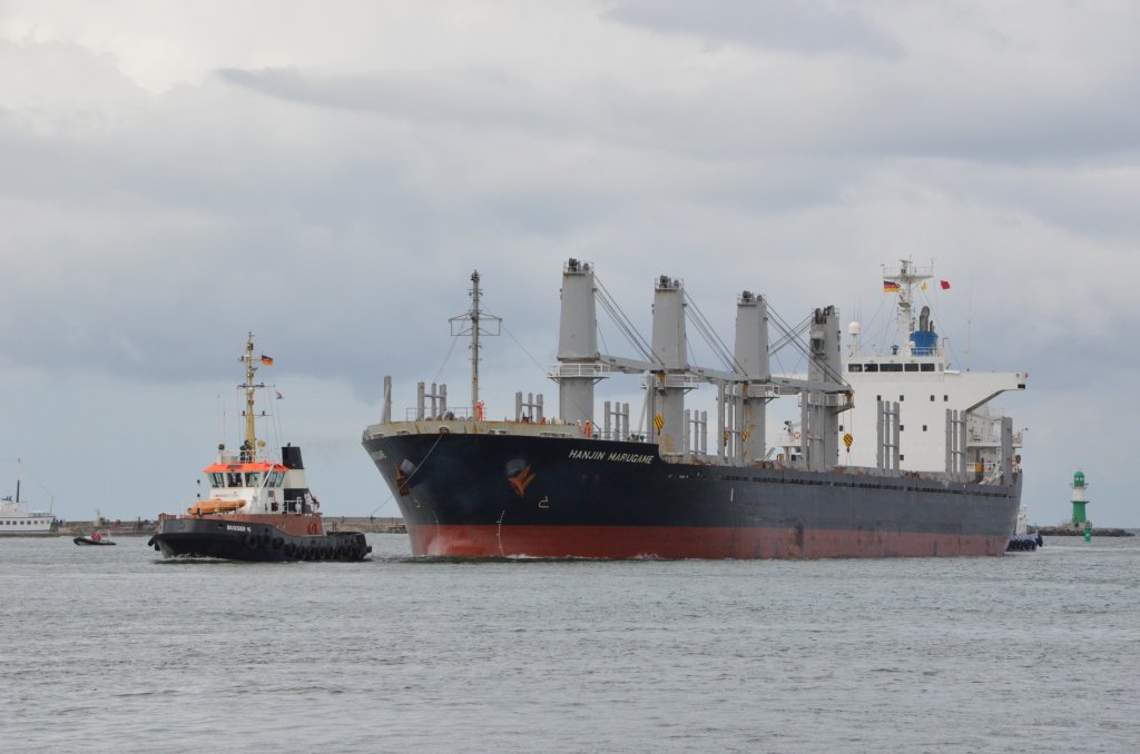 Hanjin Marugame IMO: 9464522 ein Massengutfrachter einlaufend in Warnemnde nach Rostock. 20.07.2012. Gezogen vom Schlepper Bugsier 16 und hinten dirigiert von Fairplay II.