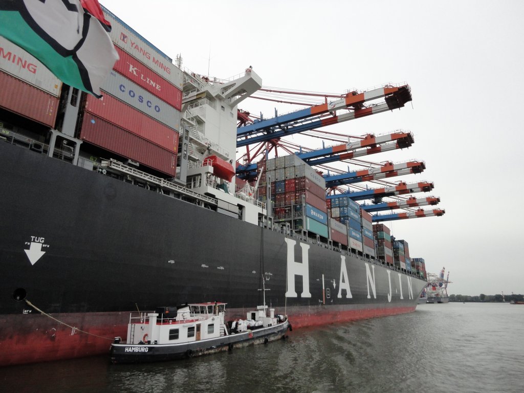 HANJIN NETHERLANDS  (IMO 9408841) am 21.9.2012, Hamburg, Waltershofer Hafen, Liegeplatz Predhlkai / lngsseits liegt ein Bunkerboot zur Schmierlbergabe /
Containerschiff / BRZ 113.515 / La 349,65 m, B 45,6 m, Tg 15,2 m / 9954 TEU / 1 Diesel, B&W, 69.900 kW, 25,7 kn / Flagge: Panama / 2011 bei Samsung, Sdkorea /
