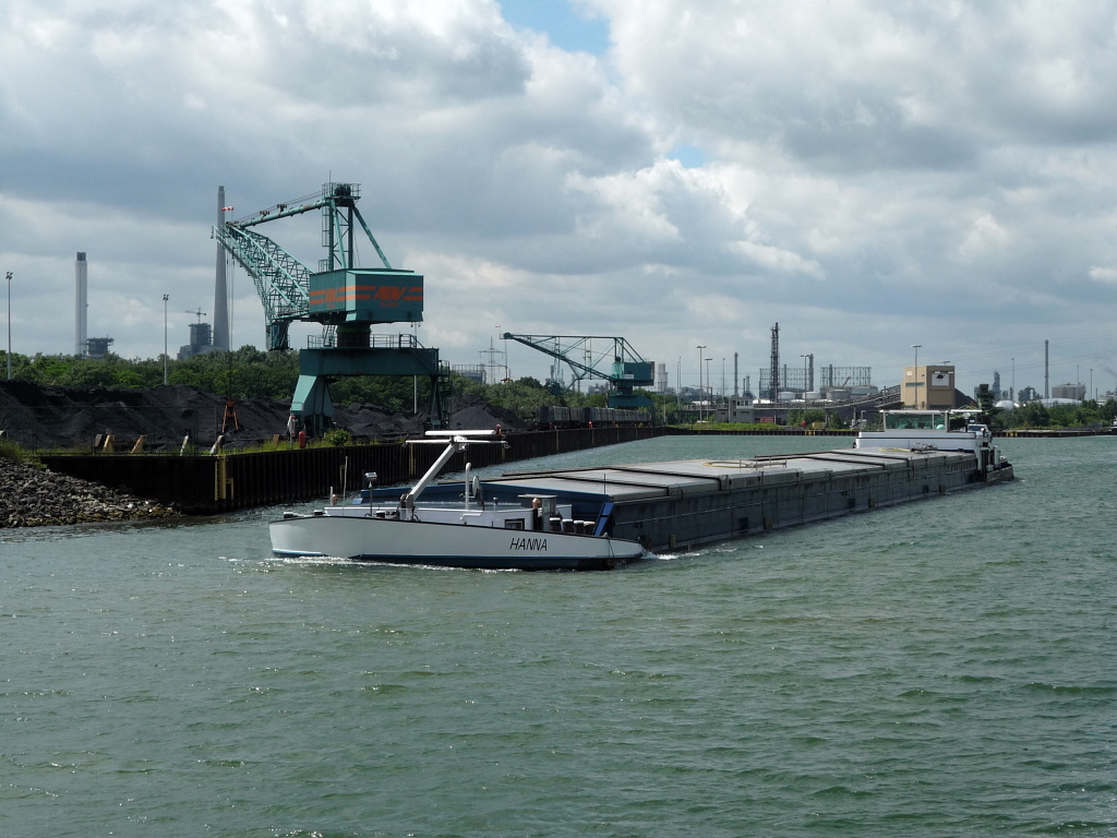  Hanna , S-Hagen. Im Hintergrund ist der Verladehafen der Zeche Auguste Victoria und teile vom Chemiepark Marl zu sehen. Marl, 17.06.2012.