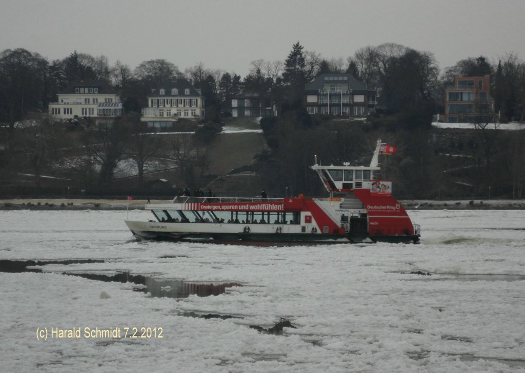 HARBURG (2) (ENI 048 07990) am 7.12.2012, Hamburg, bei Eisgang auf der Elbe, Hhe velgnne /
Einmann-Fhrschiff Typ 2000 / HADAG / La 29,85 m, B 8,13 m, Tg 1,7 m / 2 Diesel, 2 Ruder-Propeller, 12 kn / 250 Pass. / 2009 bei SSB, Oortkaten, Hamburg /
