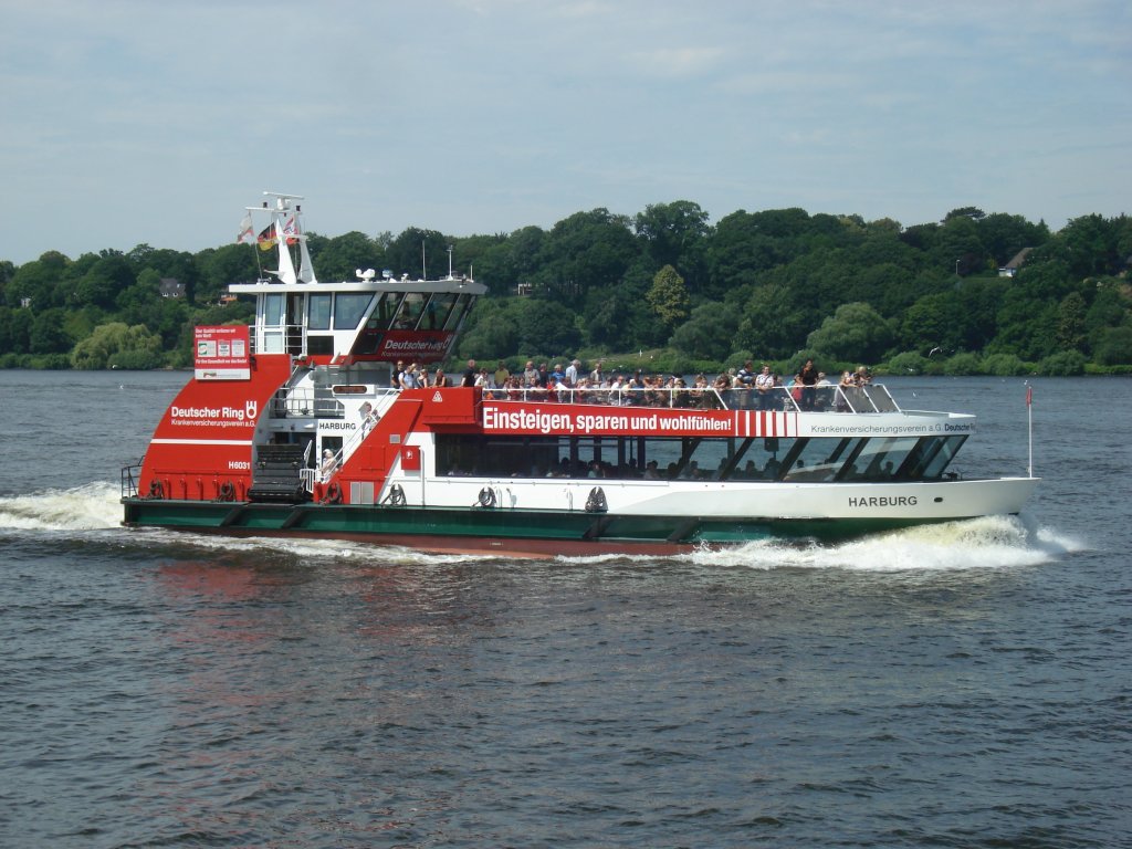 HARBURG am 8.7.2010 auf Linie 62 auf der Elbe vor dem Anleger Bubendey-Ufer in Richtung Landungsbrcken / HADAG-Fhrschiff Typ 2000 (Bgeleisen)