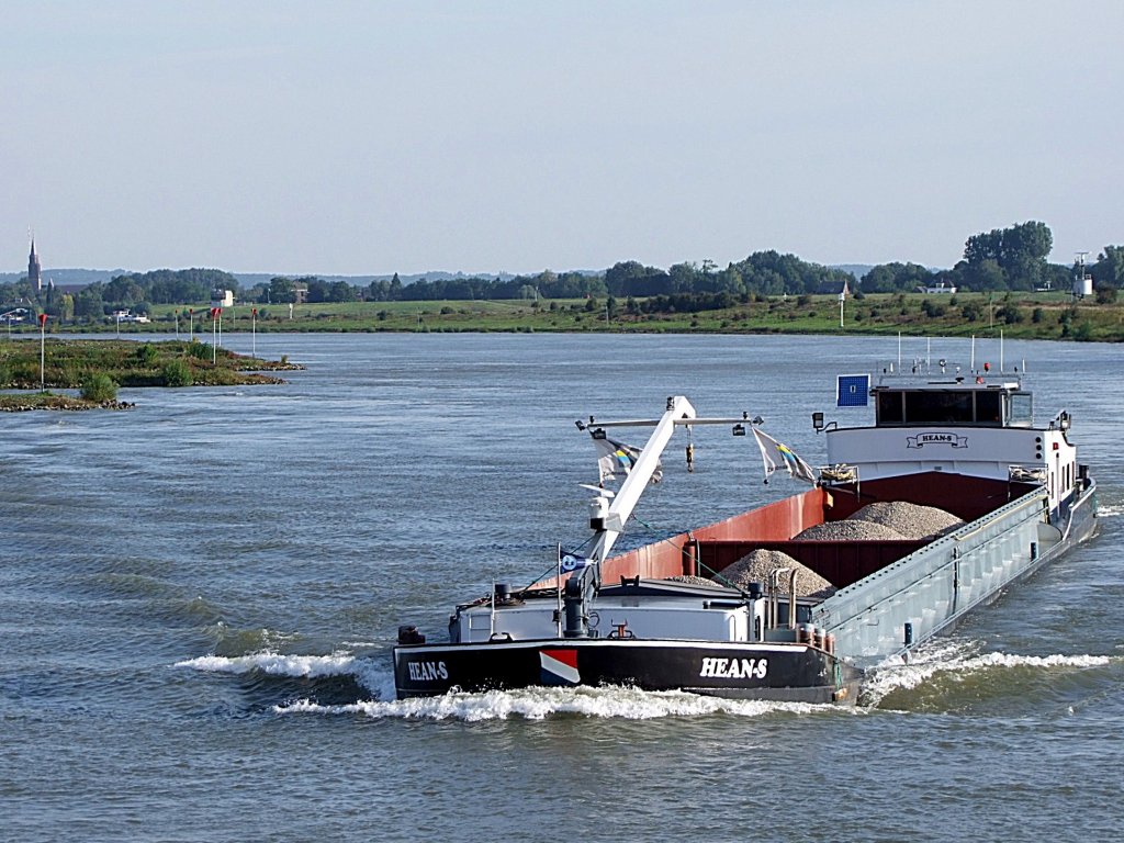 HEAN-S(MMSI:244670335; L=80;B=8mftr.) ist im Bereich Pannerden-Doornenburg mit einer Ladung Kies unterwegs;100906