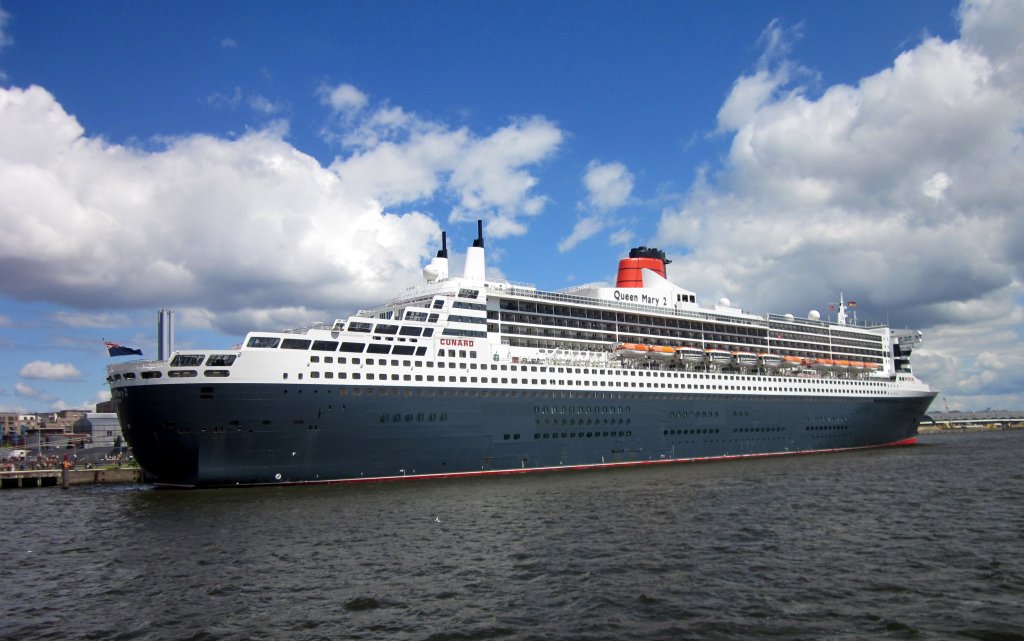 Heck-und Steuerbordansicht der Queen Mary 2 am 15.07.2012 im Hamburger Hafen.