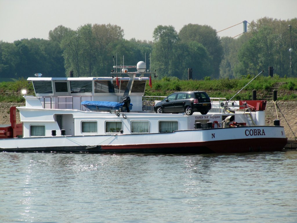 Heck, Wohnbereich u. Steuerstand vom GMS Cobra (02329201) im Mai 2013 im Ruhrorter Hafenmund liegend. 