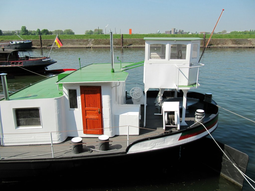 Heck, Wohnbereich u. Steuerstand vom Kranschiff Fendel 147 im Ruhrorter Hafenmund. Mai 2013 