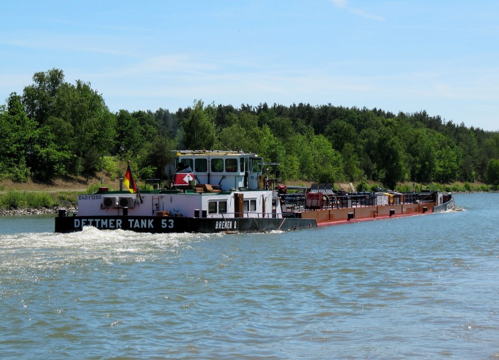 Heckansicht des TMS Dettmer Tank 53 , 04017280 , hier am 04.06.2011 auf dem ESK kurz hinter Lder mit Fahrtrichtung Wittingen / MLK. 