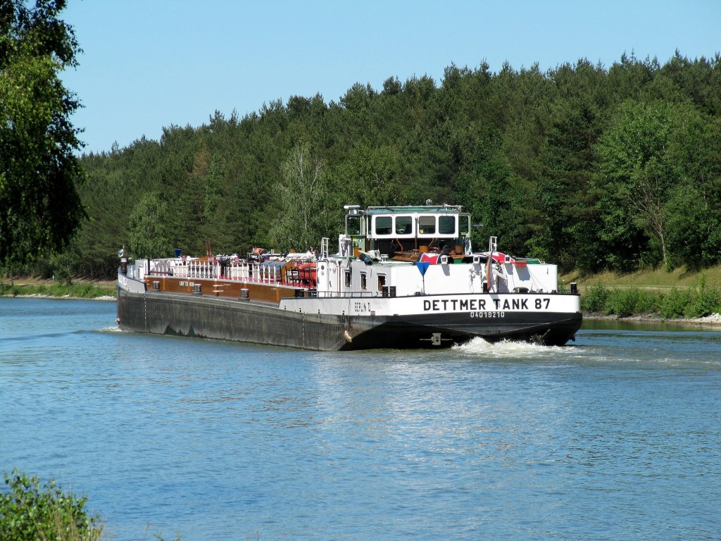 Heckansicht des TMS Dettmer Tank 87 (04019210) am 04.06.2011 auf dem ESK bei Gannerwinkel mit Fahrtrichtung Lder / Schleuse Uelzen.